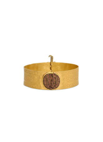 A RARE AND IMPORTANT GOLD BRACELET WITH ENAMELLED MOUNTS - фото 1