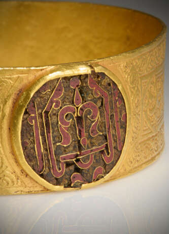 A RARE AND IMPORTANT GOLD BRACELET WITH ENAMELLED MOUNTS - фото 2