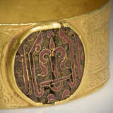 A RARE AND IMPORTANT GOLD BRACELET WITH ENAMELLED MOUNTS - фото 2