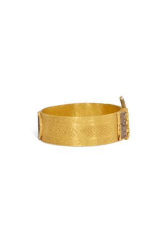 A RARE AND IMPORTANT GOLD BRACELET WITH ENAMELLED MOUNTS - фото 4