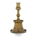 AN OTTOMAN BRASS TULIP CANDLESTICK - фото 2