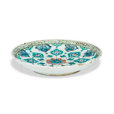 A RIMLESS IZNIK POTTERY DISH - фото 2