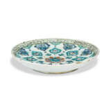 A RIMLESS IZNIK POTTERY DISH - фото 2