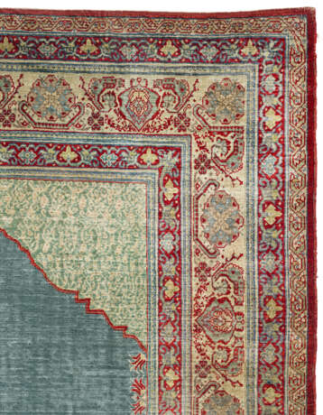 A SILK TABRIZ PRAYER RUG - Foto 3