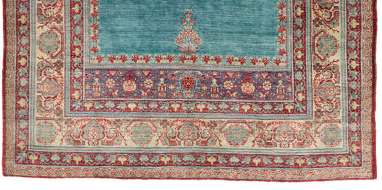 A SILK TABRIZ PRAYER RUG - Foto 4