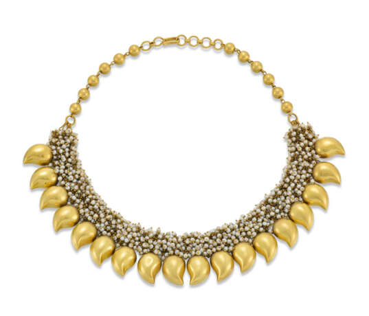 A GOLD BOTEH NECKLACE (MANGA MALAI) WITH SEED PEARLS - фото 1