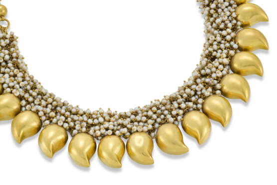 A GOLD BOTEH NECKLACE (MANGA MALAI) WITH SEED PEARLS - фото 2