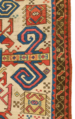 A SOUTH CAUCASIAN RUG - Foto 3