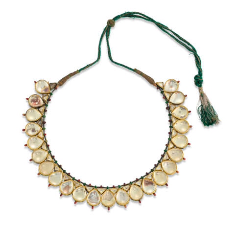 A GEM-SET ENAMELLED GOLD NECKLACE - фото 1