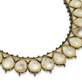 A GEM-SET ENAMELLED GOLD NECKLACE - фото 2