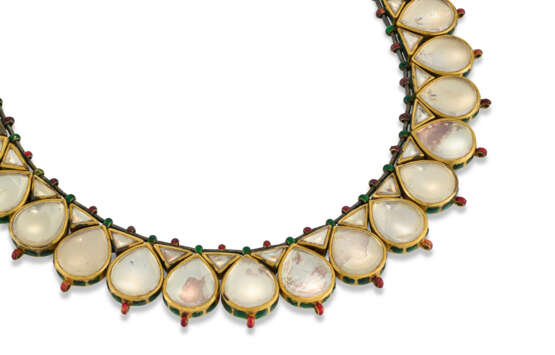 A GEM-SET ENAMELLED GOLD NECKLACE - фото 2