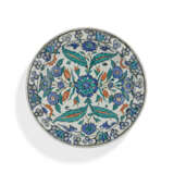 AN IZNIK POTTERY DISH - фото 1