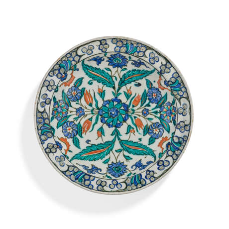 AN IZNIK POTTERY DISH - фото 1