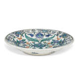 AN IZNIK POTTERY DISH - фото 3