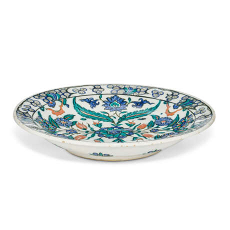 AN IZNIK POTTERY DISH - фото 3