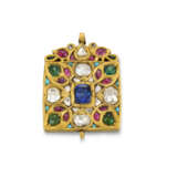 A GEM-SET GOLD PENDANT - фото 1