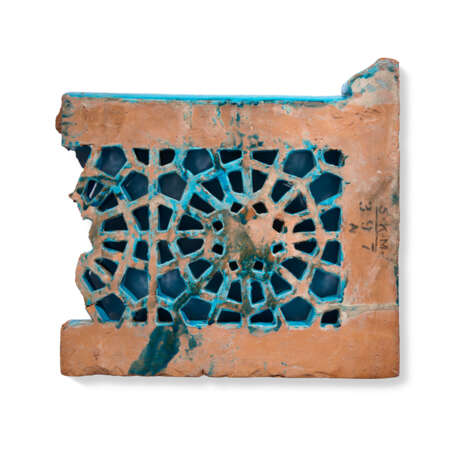 A PIERCED TURQUOISE-GLAZED POTTERY SCREEN - фото 2