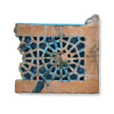 A PIERCED TURQUOISE-GLAZED POTTERY SCREEN - фото 2