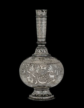 AN EXCEPTIONAL SILVER-INLAID BIDRI FLASK (SURAHI) - фото 1