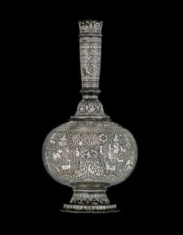 AN EXCEPTIONAL SILVER-INLAID BIDRI FLASK (SURAHI) - фото 2