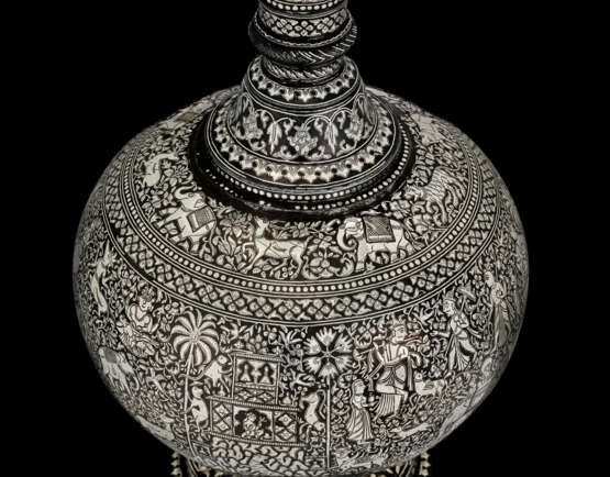 AN EXCEPTIONAL SILVER-INLAID BIDRI FLASK (SURAHI) - фото 3