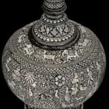 AN EXCEPTIONAL SILVER-INLAID BIDRI FLASK (SURAHI) - фото 3