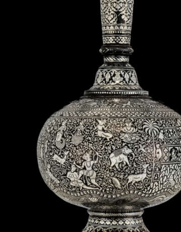 AN EXCEPTIONAL SILVER-INLAID BIDRI FLASK (SURAHI) - фото 4