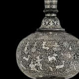 AN EXCEPTIONAL SILVER-INLAID BIDRI FLASK (SURAHI) - фото 4