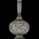 AN EXCEPTIONAL SILVER-INLAID BIDRI FLASK (SURAHI) - фото 5