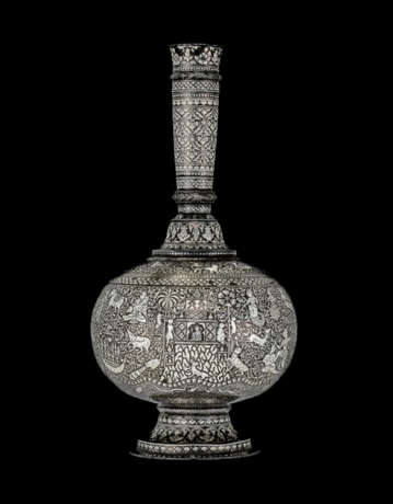 AN EXCEPTIONAL SILVER-INLAID BIDRI FLASK (SURAHI) - фото 5