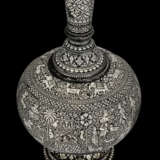 AN EXCEPTIONAL SILVER-INLAID BIDRI FLASK (SURAHI) - фото 6