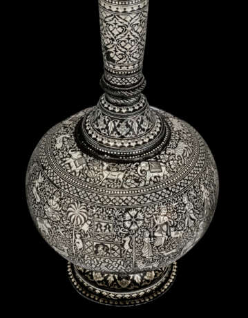 AN EXCEPTIONAL SILVER-INLAID BIDRI FLASK (SURAHI) - фото 6