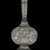 AN EXCEPTIONAL SILVER-INLAID BIDRI FLASK (SURAHI) - фото 7