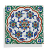 AN IZNIK POTTERY TILE - фото 1