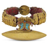 A TURQUOISE-INLAID NECKLACE (TAYO) WITH GOLD ELEMENTS - фото 1