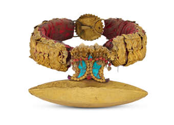 A TURQUOISE-INLAID NECKLACE (TAYO) WITH GOLD ELEMENTS