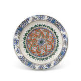 AN IZNIK POTTERY DISH - фото 1