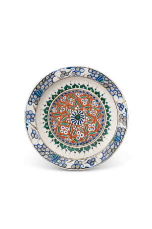 AN IZNIK POTTERY DISH - фото 1