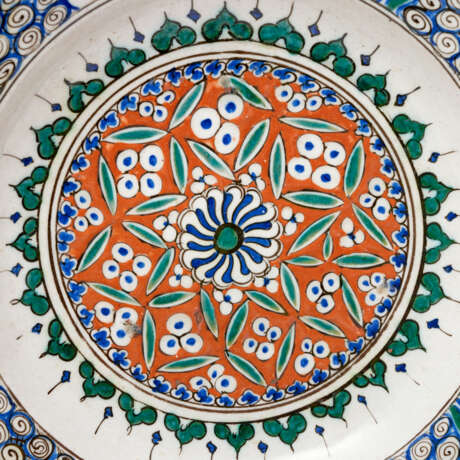 AN IZNIK POTTERY DISH - фото 2