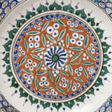 AN IZNIK POTTERY DISH - фото 2