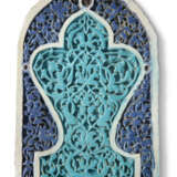 A CARVED AND GLAZED TIMURID POTTERY TILE - фото 1