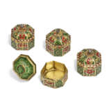 AN ENAMELLED AND DIAMOND-SET PANDAN TRAY AND BOXES - фото 3