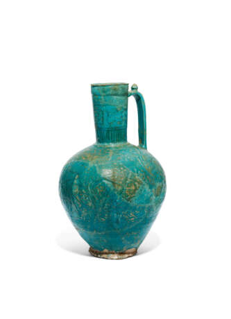 A LARGE MOULDED TURQUOISE-GLAZED POTTERY EWER - фото 1