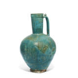 A LARGE MOULDED TURQUOISE-GLAZED POTTERY EWER - фото 1