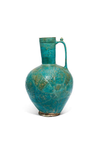 A LARGE MOULDED TURQUOISE-GLAZED POTTERY EWER - фото 2