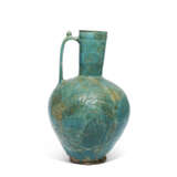 A LARGE MOULDED TURQUOISE-GLAZED POTTERY EWER - фото 3