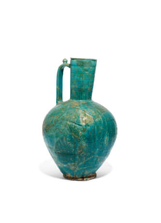 A LARGE MOULDED TURQUOISE-GLAZED POTTERY EWER - фото 5