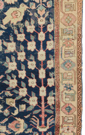 A NORTH WEST PERSIAN CARPET - Foto 3