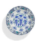 A LARGE IZNIK POTTERY `GRAPE` DISH - фото 1