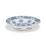 A LARGE IZNIK POTTERY `GRAPE` DISH - фото 2